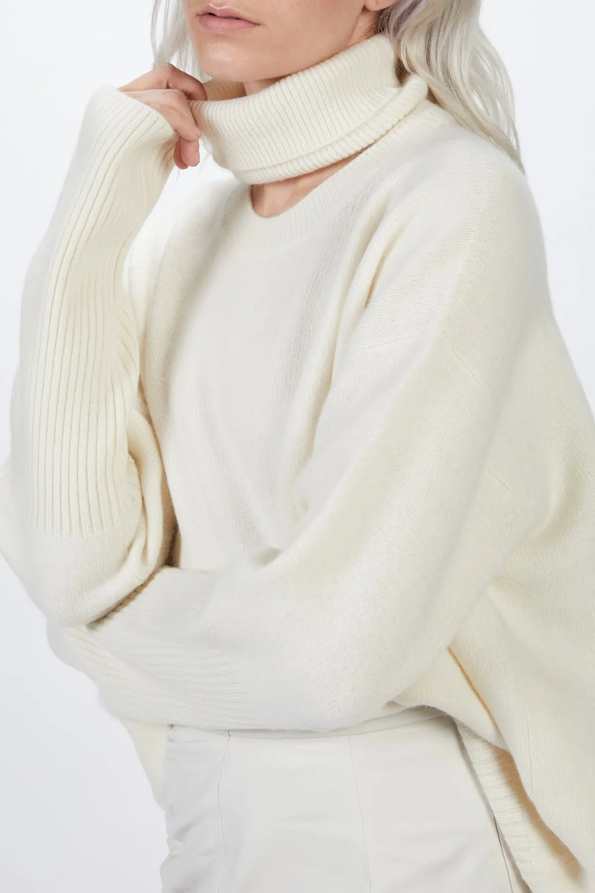 CASHMERE TURTLENECK JUMPER