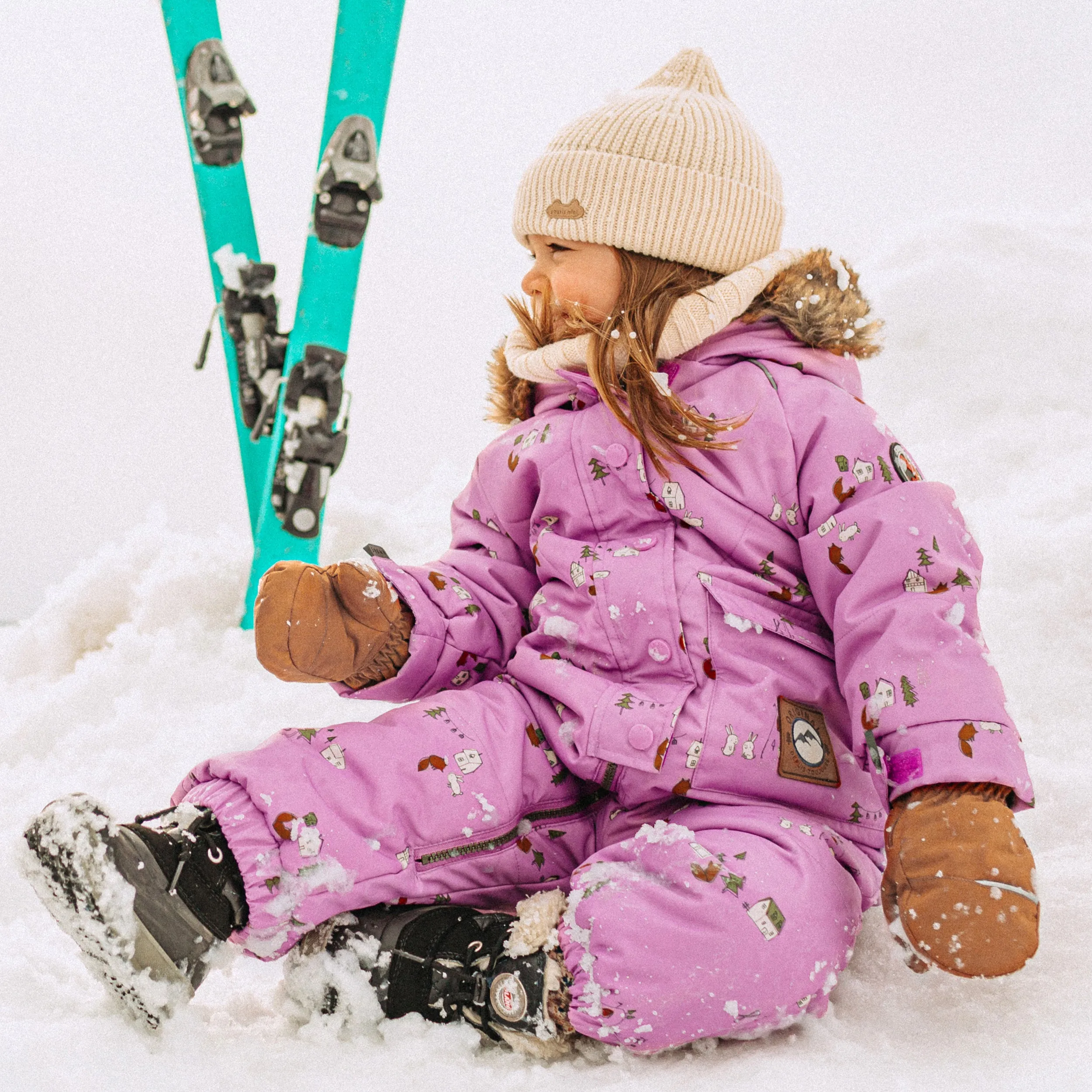 Habit de neige mauve une-pièce avec motifs et fausse fourrure, bébé || One-piece purple snowsuit with patterns and faux fur, baby