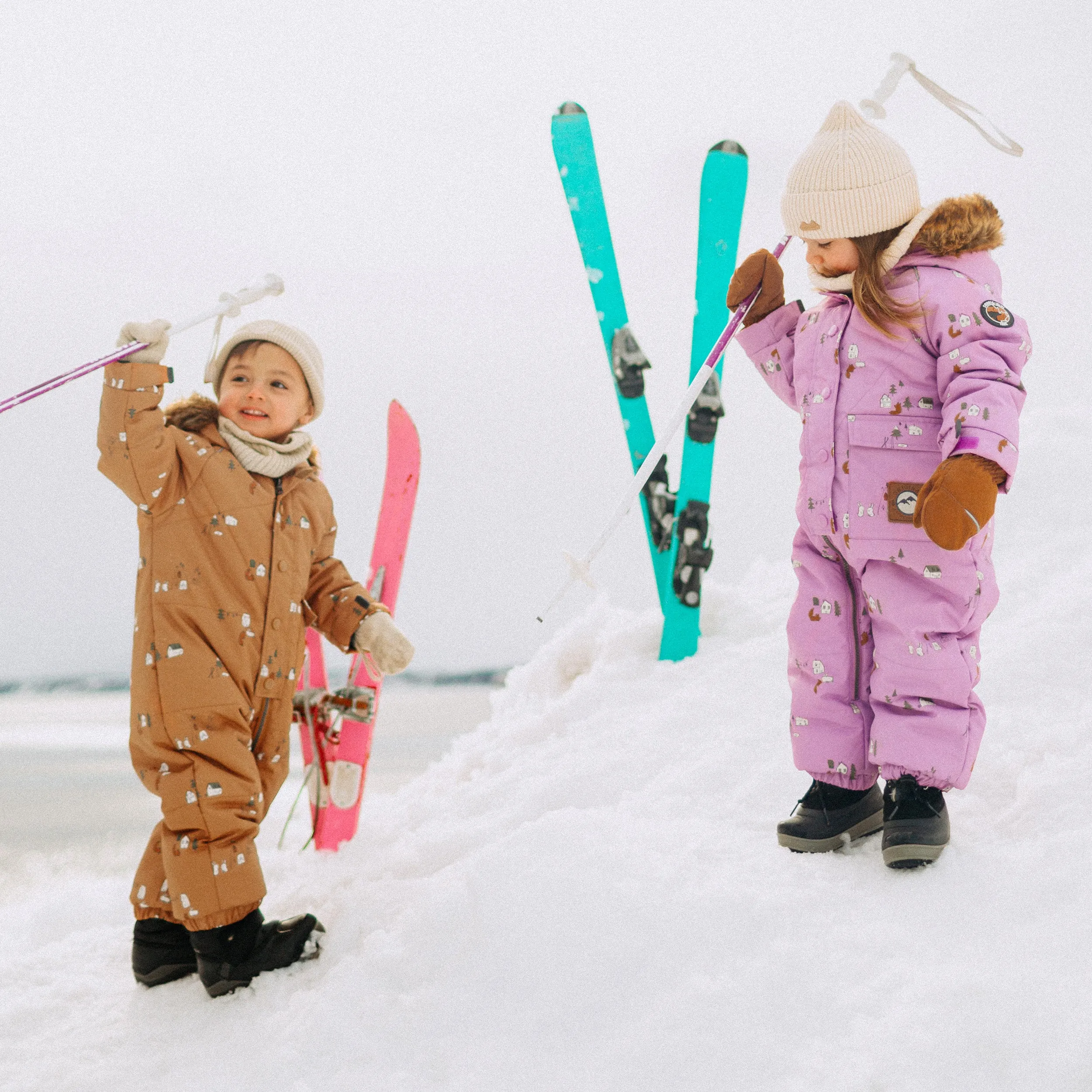 Habit de neige mauve une-pièce avec motifs et fausse fourrure, bébé || One-piece purple snowsuit with patterns and faux fur, baby