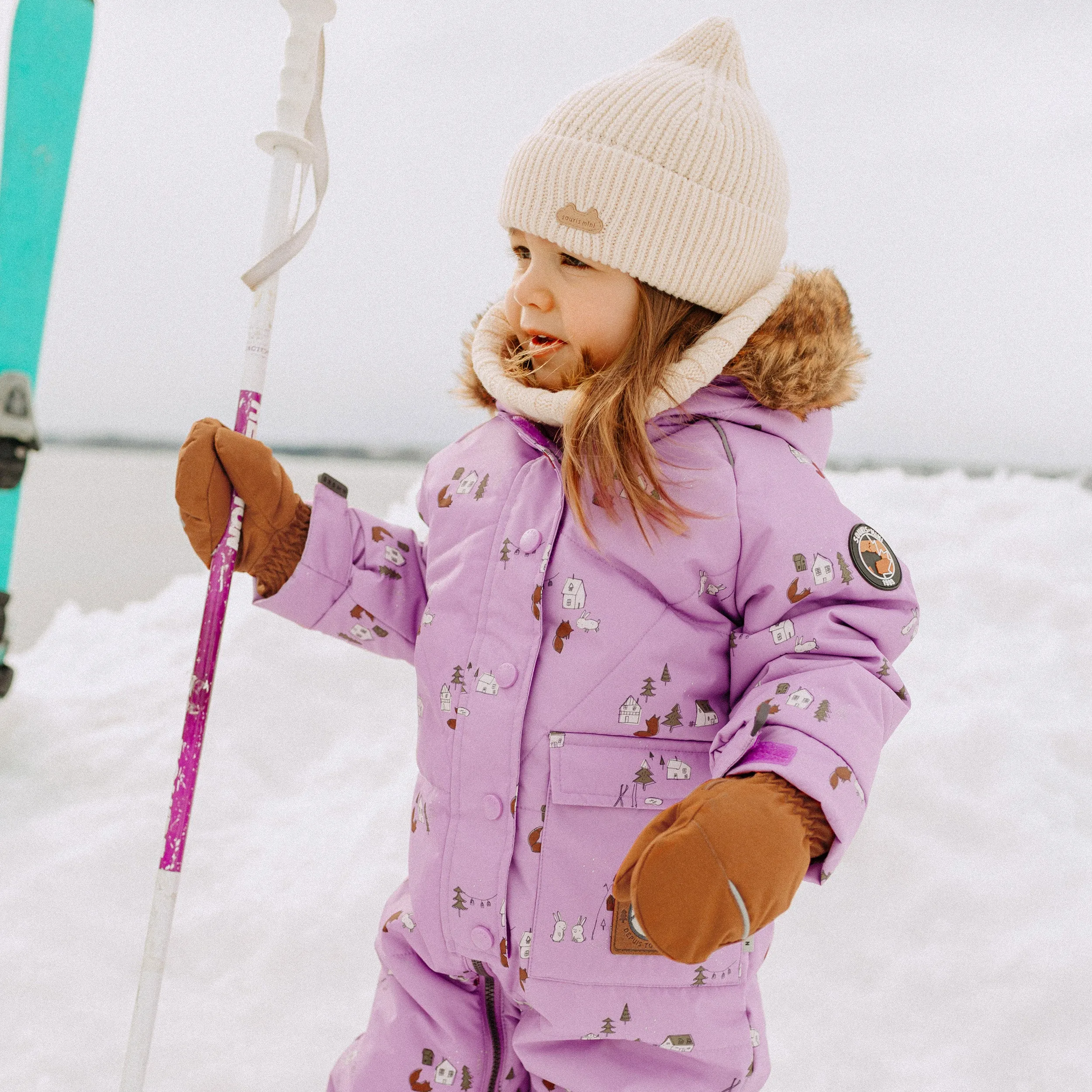 Habit de neige mauve une-pièce avec motifs et fausse fourrure, bébé || One-piece purple snowsuit with patterns and faux fur, baby