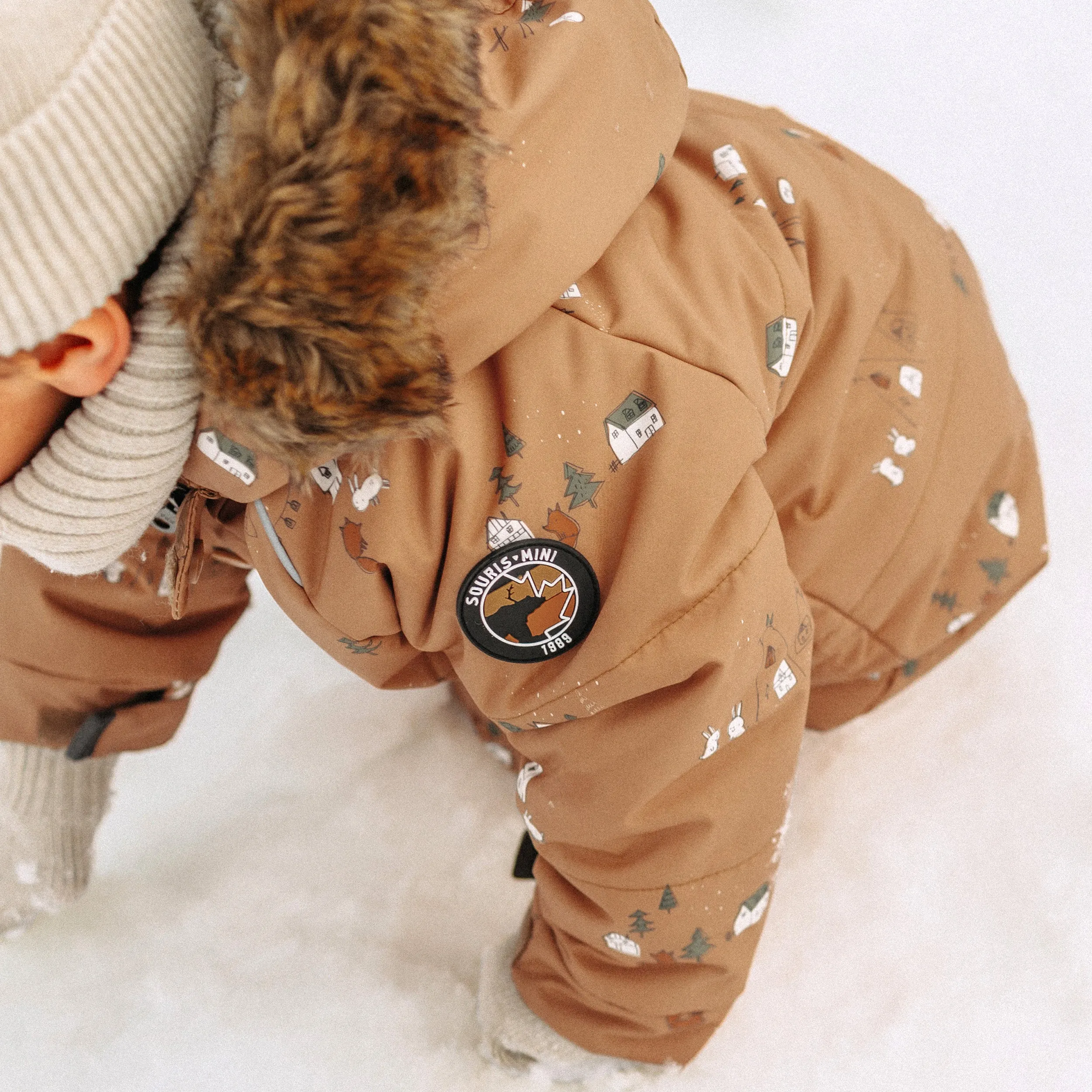 Habit de neige une-pièce brun à motifs et fausse fourrure, bébé || One-piece brown snowsuit with print and faux fur, baby