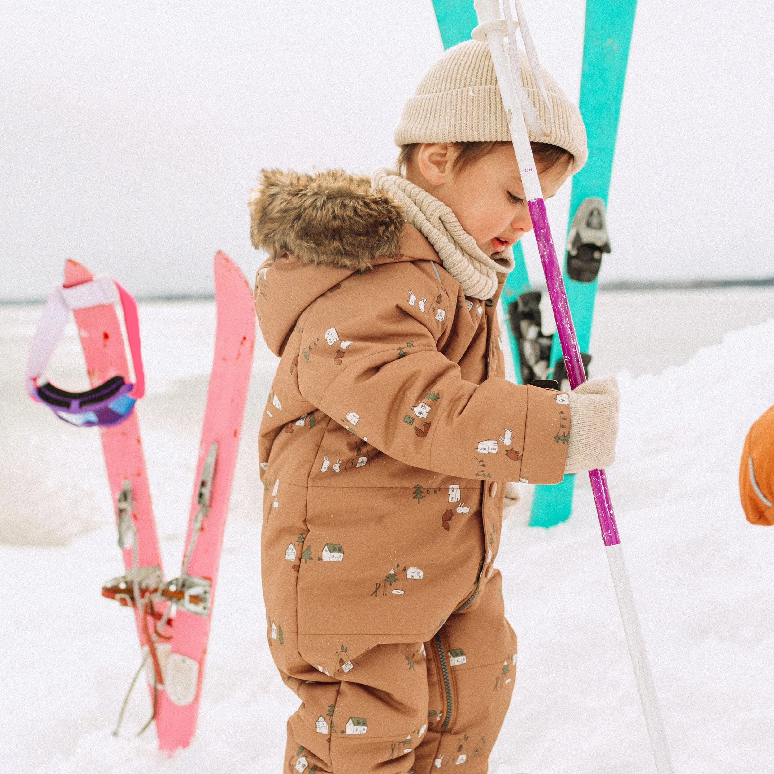 Habit de neige une-pièce brun à motifs et fausse fourrure, bébé || One-piece brown snowsuit with print and faux fur, baby