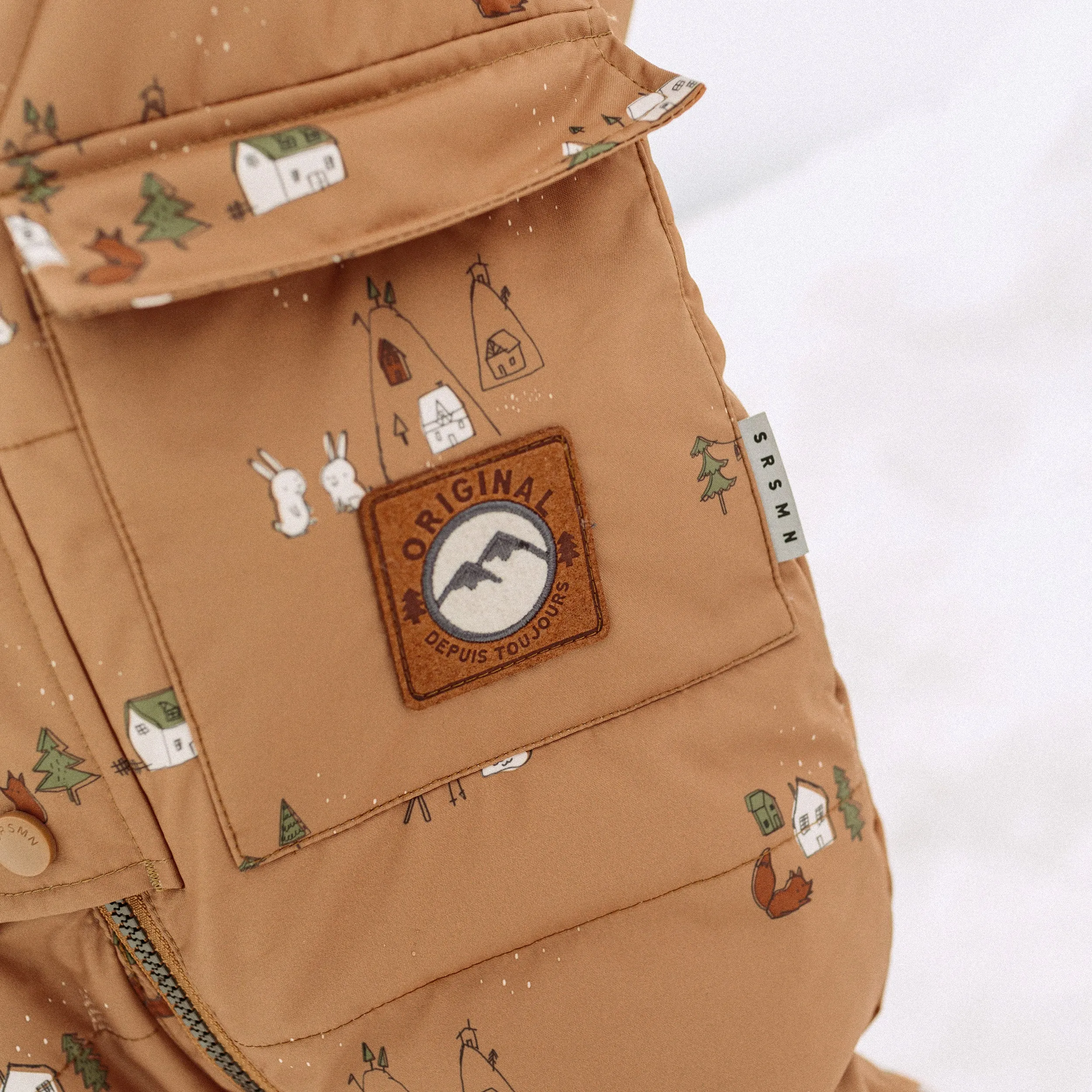 Habit de neige une-pièce brun à motifs et fausse fourrure, bébé || One-piece brown snowsuit with print and faux fur, baby
