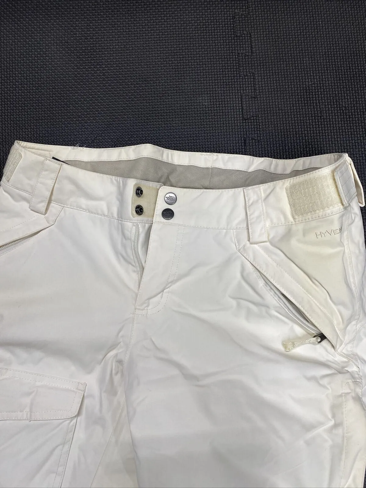 North Face Medium Women’s White Ski Pants Pockets Waterproof Snowboard Hyvent￼